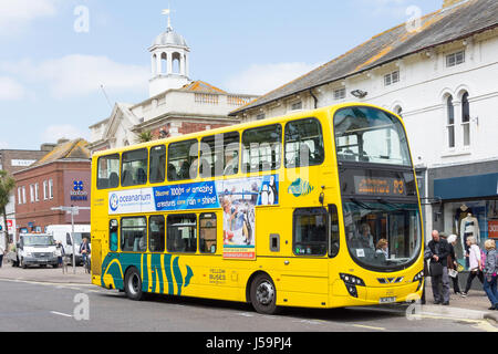 Lokalen Doppeldecker gelben Bus, High Street, Christchurch, Dorset, England, Vereinigtes Königreich Stockfoto