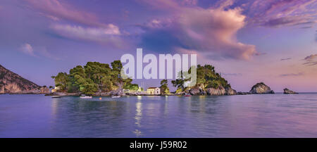 Die kleine Insel Panagia bei Sonnenuntergang gesehen von Parga Hafen, im Ionischen Meer, Epirus, Griechenland Stockfoto