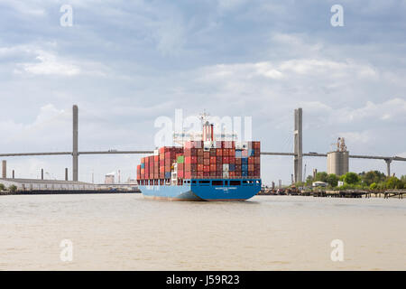 Savannah, GA - 27. März 2017: Container-Schiff nähert sich die Talmadge Memorial Bridge am Savannah River Port Savanne in Geor Eintritt in Stockfoto