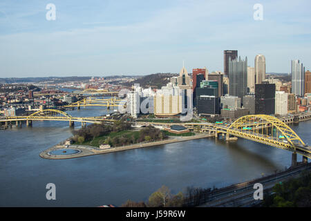 Pittsburgh Skyline der Stadt von der Spitze der Duquesne Incline, Mount Washington, mit Blick auf die Brücken und den Punkt Park Brunnen. Stockfoto