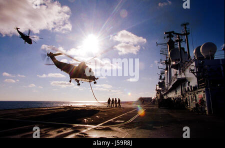 Die Royal Navy Flugzeugträger HMS Invincible in LPH (Landing Platform Helicopter), Angriff Rolle. Ein Seaking 4 Hubschrauber betankt werden. Stockfoto