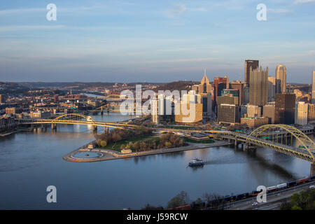 Pittsburgh Skyline der Stadt von der Spitze der Duquesne Incline, Mount Washington bei Sonnenuntergang mit Blick auf die Brücken und den Punkt Park Brunnen. Stockfoto