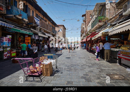 Jerusalem 15.05.2017 - Menschen kaufen Lebensmittel auf dem Jerusalem Mahane Yehuda Markt Stockfoto