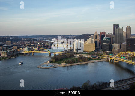 Pittsburgh Skyline der Stadt von der Spitze der Duquesne Incline, Mount Washington bei Sonnenuntergang mit Blick auf die Brücken und den Punkt Park Brunnen. Stockfoto