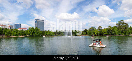 Mai 2017, Houston, Texas: Ein Panoramablick von Hermann Park McGovern See mit Menschen auf Tretboote und Texas Medical Center in der Zeitmessung Stockfoto