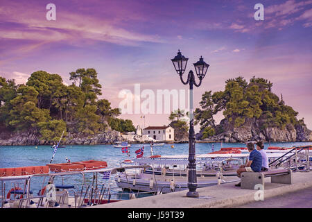 Die kleine Insel Panagia bei Sonnenuntergang gesehen von Parga Hafen, im Ionischen Meer, Epirus, Griechenland Stockfoto