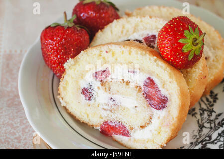 Schwamm-Rouladen mit Sahne und frischen Erdbeeren, close-up. Stockfoto