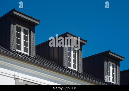 Zeigen Sie auf Wohnhaus Fassade gegen blauen Himmel, Immobilien-Konzept an Stockfoto