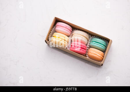 Süße macarons. Verschiedene französische cookies Makronen in einer Pappbox. Stockfoto