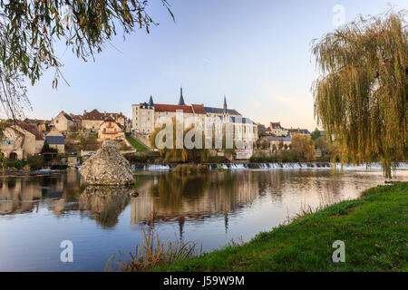 Frankreich, Indre, Saint-Gaultier, Fluss Creuse und ehemalige Kloster am Abend Stockfoto