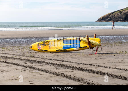 Lifeguard´s Surfbrett am Strand - Newport, Pembrokeshire, Wales, Great Britain, Großbritannien, Europa Stockfoto