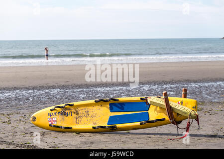 Lifeguard´s Surfbrett am Strand - Newport, Pembrokeshire, Wales, Great Britain, Großbritannien, Europa Stockfoto