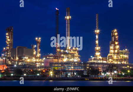 Beleuchtung von Öl-Raffinerie-Anlage in Schwerindustrie Immobilien gegen schönen düsteren Himmel Einsatz für petrochemische Industrie und Kraftstoff Energiegeschäft Stockfoto