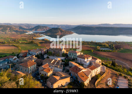 Frankreich, Herault, Liausson, Dorf und Salagou See (Luftbild) Stockfoto