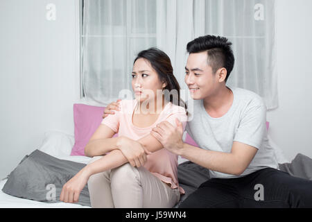 Junge asiatische paar sauer auf einander in ihrem Haus Stockfoto