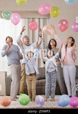 Mehr-Generationen-Familie Spiel mit Luftballons Stockfoto
