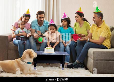 Mehr-Generationen-Familie mit Hund feiert Geburtstag Stockfoto