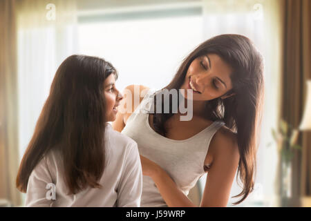 Mutter kämmt ihre Tochter Haare Stockfoto