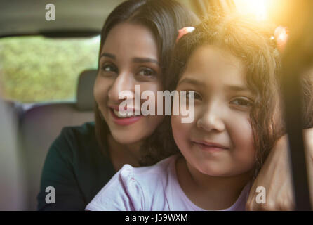 Porträt von Mutter und Tochter im Auto reisen Stockfoto