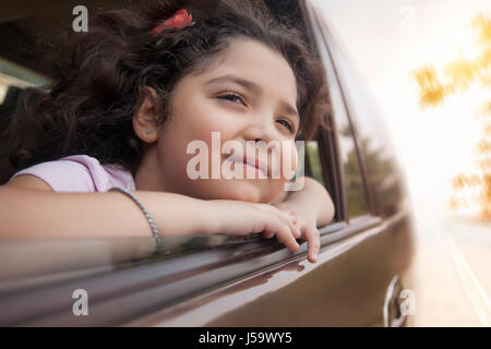 Mädchen auf der Suche aus Autofenster Stockfoto