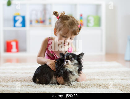 Schöne kleine Mädchen und ihr Hund Stockfoto