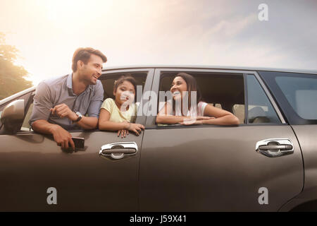 Familie sucht aus Autofenster während ihrer Exkursion Stockfoto