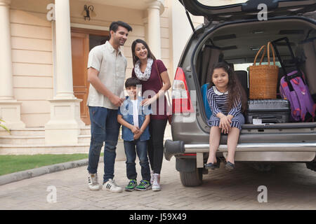 Familie stand neben offenen Boot von geparkten Auto in Urlaub fahren Stockfoto