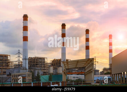 Schornstein in thermischen elektrischen Generator Industrie Anlage Stockfoto