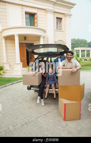 Familie Auspacken Karton Kisten aus dem Auto Stockfoto