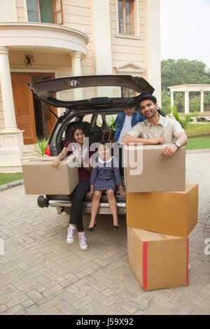 Familie Auspacken Karton Kisten aus dem Auto Stockfoto