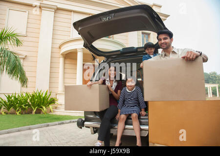 Familie Auspacken Karton Kisten aus dem Auto Stockfoto