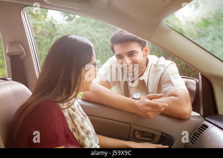 Stützte sich auf Autofenster im Gespräch mit Frau Mann Stockfoto