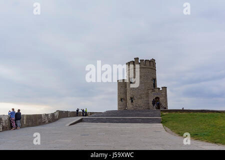 Irland, Mai 6: O'Briens Tower in der Nähe der Naturwunder - Cliffs of Moher am 6. Mai 2017 in County Clare, Irland Stockfoto