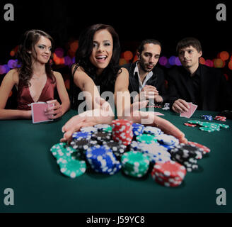 junge schöne Frau im Casino spielen Stockfoto