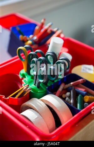 Nahaufnahme von Schulausstattung in einem Topf auf einem Tisch. Stockfoto