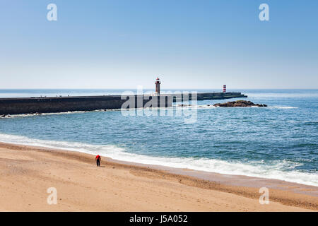 Porto, Portugal - eine Ansicht vom Strand in Felgueiras Leuchtturm und Mole in Foz do Douro Stockfoto