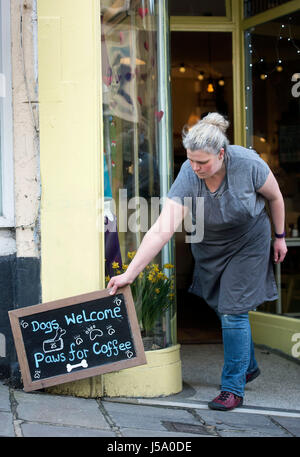 Hund freundliches Café am Stony St in Frome, Somerset UK Stockfoto