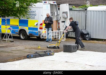 Polizei verwenden ein Bodenradar suchen sie Garagen zwischen Goddard Straße und Crammavill Straße in Stifford Clays, Thurrock, wo sie den Körper von Schulmädchen Danielle Jones suchen, die im Jahr 2001 vermisst. Stockfoto