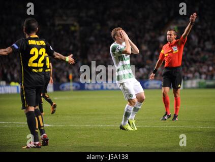 JAMES FORREST nach beinahe-Unfall GLASGOW CELTIC V BARCELONA CELTIC PARK GLASGOW Schottland 1. Oktober 2013 Stockfoto