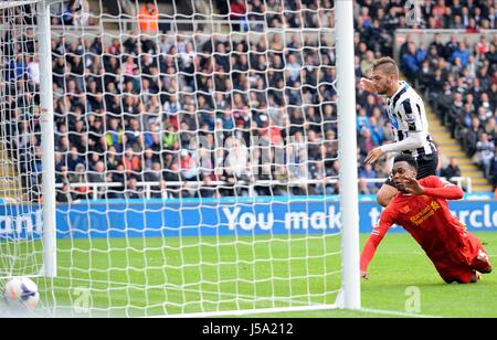 DANIEL STURRIDGE Partituren NEWCASTLE FC V LIVERPOOL FC St. JAMES PARK NEWCASTLE ENGLAND 19. Oktober 2013 Stockfoto