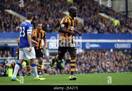 YANNICK SAGBO feiert EVERTON V HULL CITY GOODISON PARK LIVERPOOL ENGLAND 19. Oktober 2013 Stockfoto