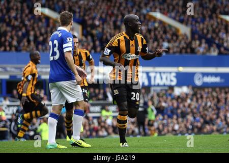 YANNICK SAGBO feiert EVERTON V HULL CITY GOODISON PARK LIVERPOOL ENGLAND 19. Oktober 2013 Stockfoto