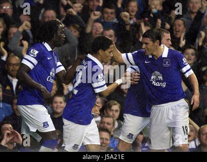 STEVEN PIENAAR & GARETH BARRY EVERTON V HULL CITY GOODISON PARK LIVERPOOL ENGLAND 19. Oktober 2013 Stockfoto