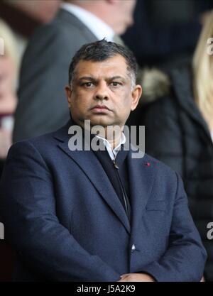 TONY FERNANDES QUEENS PARK RANGERS Vorsitzender QUEENS PARK RANGERS Vorsitzender TURF MOOR BURNLEY ENGLAND 26. Oktober 2013 Stockfoto