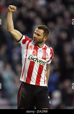 PHIL BARDSLEY feiert Sieg SUNDERLAND V MANCHESTER CITY-Stadion von Licht SUNDERLAND ENGLAND 10. November 2013 Stockfoto