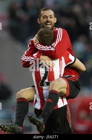 STEVEN FLETCHER & PHIL BARDSLE SUNDERLAND V MANCHESTER CITY-Stadion von leichten SUNDERLAND ENGLAND 10. November 2013 Stockfoto