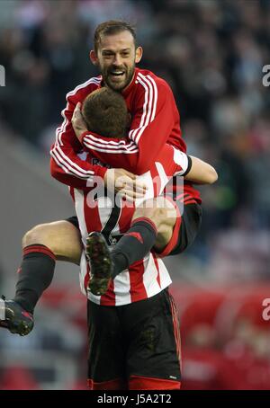 STEVEN FLETCHER & PHIL BARDSLE SUNDERLAND V MANCHESTER CITY-Stadion von leichten SUNDERLAND ENGLAND 10. November 2013 Stockfoto