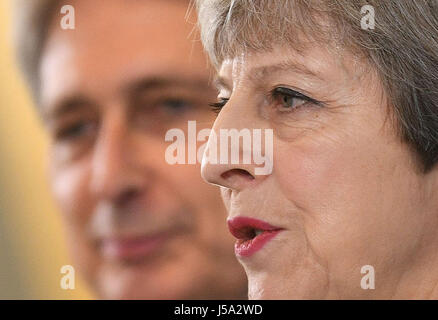 Hinweis: alternative Ernte Premierminister Theresa May und Kanzler Philip Hammond während eine allgemeine Wahl-Kampagne-Veranstaltung in East London. Stockfoto