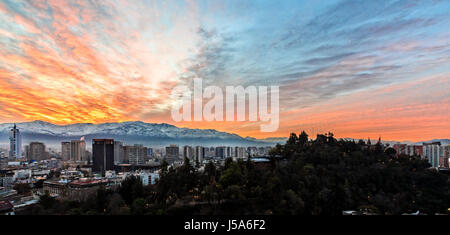 Die Stadt Santiago, Chile am Sonnenaufgang direkt nach einer frischen Schneesturm in den Bergen fotografiert. Stockfoto