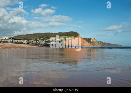 Frühling-Blick entlang des Strandes in Richtung der Stadt Sidmouth auf Devon Coast, England, mit den Hügeln der Jurassic Coast im Hintergrund Stockfoto